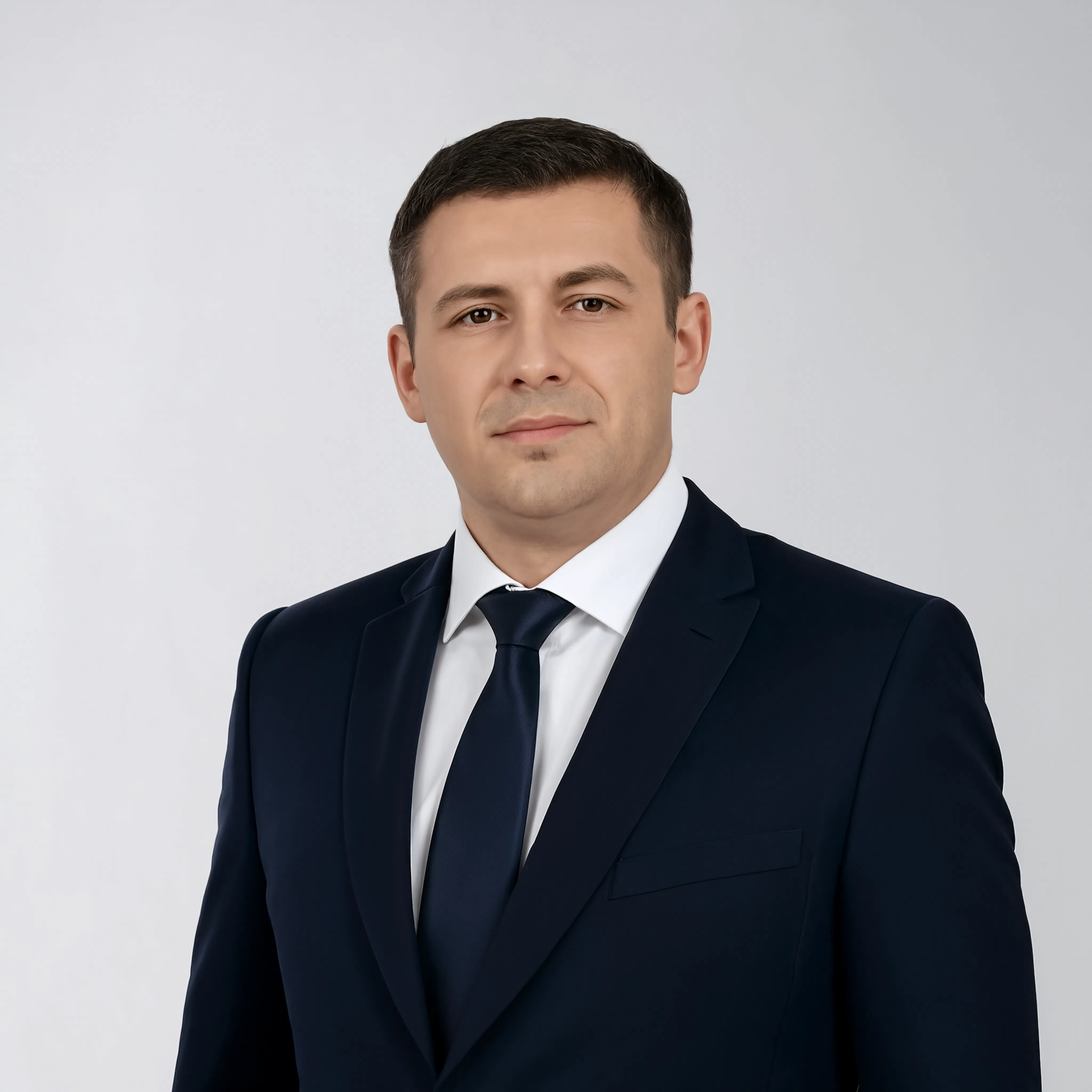 Деловой портрет юриста Олейника Артема Георгиевича — лучшие наркологии Медицинский юрист Олейник Артем Георгиевич в тёмном костюме и галстуке — лучшие наркологии.